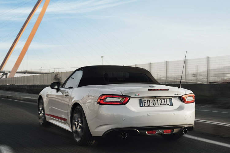 Về động cơ, xe được trang bị động cơ 04 xy-lanh thẳng hàng, dung tích 1.4L tăng áp với công nghệ MultiAir cho công suất tối đa 140 mã lực và mô-men xoắn cực đại đạt 240Nm (177 pound-feet). Xe có 02 lựa chọn hộp số sàn 6 cấp (6 AT) và tự động 6 cấp (6 MT).