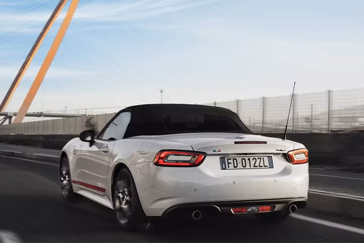 Về động cơ, xe được trang bị động cơ 04 xy-lanh thẳng hàng, dung tích 1.4L tăng áp với công nghệ MultiAir cho công suất tối đa 140 mã lực và mô-men xoắn cực đại đạt 240Nm (177 pound-feet). Xe có 02 lựa chọn hộp số sàn 6 cấp (6 AT) và tự động 6 cấp (6 MT).