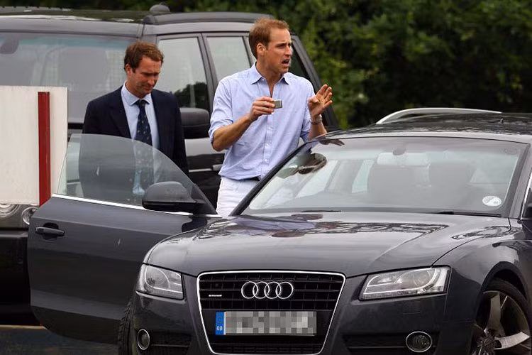 Có thể nói hoàng tử William là một fan hâm mộ dòng xe sang Audi và thậm chí chủ tịch phụ trách mảng quan hệ công chúng của hãng xe sang nước Đức đã từng được mời tham dự đám cưới của William. Audi A8 là mẫu xe thể thao mà hoàng tử dùng làm quà tặng người vợ yêu dấu Kate Middleton.