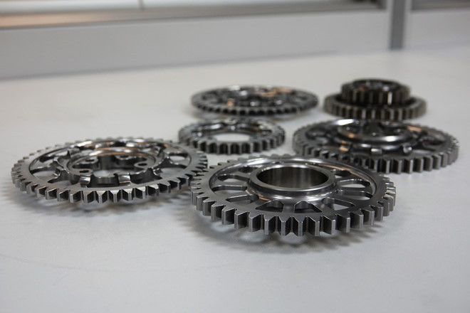 Mặc dù có những con số về sức mạnh cực kỳ ấn tượng, Aston Martin cũng thẳng thắn nhìn nhận, động cơ V12 trên Valkyrie mới có thể sẽ phải đối mặt với 2 vấn đề lớn, khí thải và độ bền.