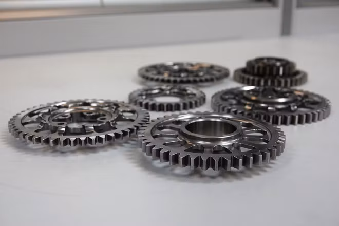 Mặc dù có những con số về sức mạnh cực kỳ ấn tượng, Aston Martin cũng thẳng thắn nhìn nhận, động cơ V12 trên Valkyrie mới có thể sẽ phải đối mặt với 2 vấn đề lớn, khí thải và độ bền.