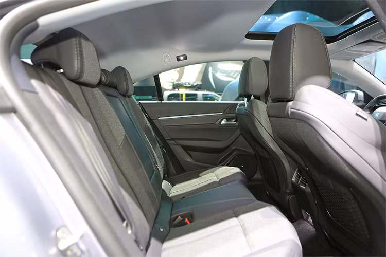 Peugeot 508 cũng sở hữu cụm đồng hồ đo kỹ thuật số hiện đại, hệ thống thông tin giải trí công nghệ cao và hệ thống âm thanh Focal. Một số chi tiết đáng chú ý khác trên xe bao gồm đèn nội thất LED xanh mỏng, chỉ trang trí tương phản, khe điều hòa mỏng, các dải trang trí kim loại dưới màn hình chính và bảng táp-lô kỹ thuật số.