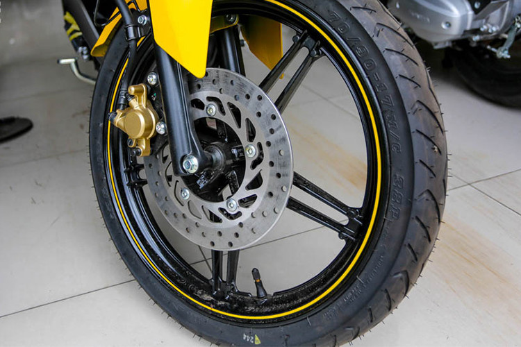 Xe sở hữu bộ mâm 5 chấu kép, kích thước bánh trước là 70/90-17M/C 38P, bánh sau là 120/70-17M/C 58P, Yamaha trang bị cho Exciter bộ lốp không săm. Hệ thống phanh trước và sau đều là loại đĩa thủy lực, giảm sóc trước dạng ống lồng, trong khi giảm sóc sau là lò xo trục đơn.