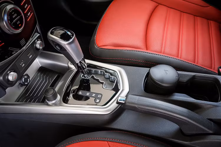 Theo đại diện nhà phân phối thương hiệu Ssangyong tại Việt Nam là Auto K cho biết, giá bán Ssangyong Tivoli sẽ “gây sốc” bởi đối thủ chính sẽ "so găng" với Ford EcoSport phiên bản 1.5L AT Trend (giá 630 triệu đồng sau 1/7 2016).