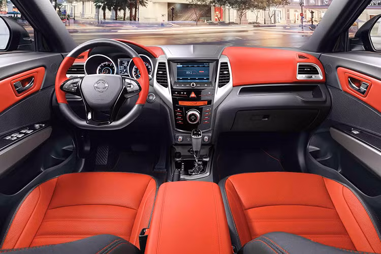 Được biết, tại thị trường Việt Nam, Ssangyong Tivoli sẽ là "đối thủ trực tiếp" ở phân khúc SUV cỡ nhỏ với mẫu xe Ford EcoSport - mẫu xe từng liên tục "làm mưa, làm gió” kể từ khi ra mắt thị trường Việt Nam lần đầu tiên vào năm 2014.