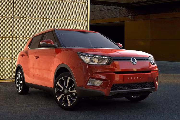 So với đối thủ Ford EcoSport đang bán tại Việt Nam, Ssangyong Tivoli sở hữu những trang bị không kém cạnh như gương kính chỉnh điện, đèn xi-nhan tích hợp gương chiếu hậu, vô-lăng tích hợp nút bấm…Đồng thời có thêm nhiều trang bị khá hấp dẫn như gập gương điện, điều khiển tay ga hành trình, 3 chế độ lái….