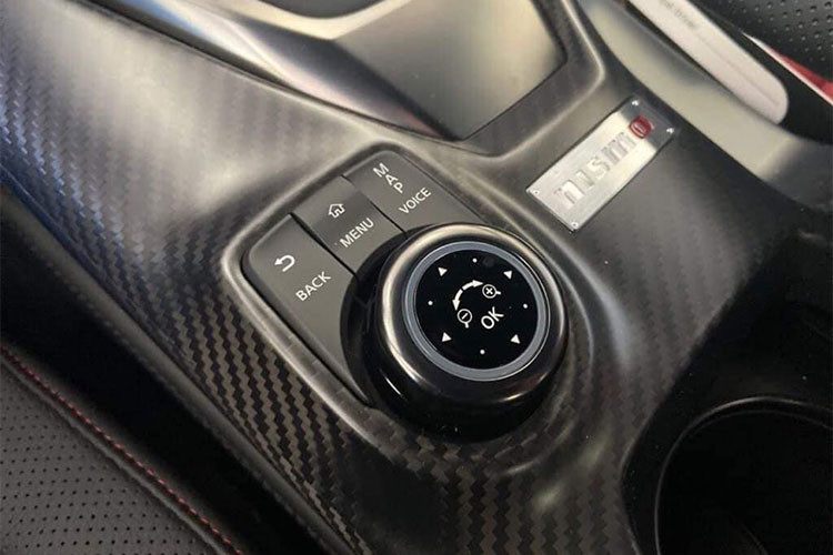 Chiếc siêu xe Nhật Bản - Nissan GT-R Nismo Special Edition mới này cũng được sửa đổi lại hệ thống treo so với bản cũ nhờ đó mà có sự ổn định và đáp ứng tốc độ cao tốt hơn. Ngoài ra, vô lăng cũng được cải thiện. 