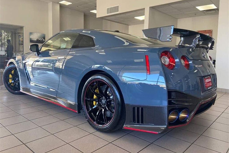Khá đáng tiếc là siêu xe đường phố Nissan GT-R Nismo Special Edition mới về nước vẫn sử dụng động cơ xăng V6, tăng áp kép, dung tích 3,8 lít, cho ra công suất tối đa 600 mã lực và mô-men xoắn cực đại 652 Nm như đời cũ. 