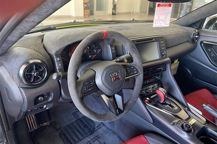 Điểm nhấn của Nissan GT-R Nismo so với bản tiêu chuẩn chính là việc ngoại hình xe được hãng Nissan thiết kế lại với điểm nhấn là đắp lên rất nhiều chi tiết ở ngoại thất bằng carbon như cản trước/sau, hốc gió vòm bánh xe, mui xe, nắp capô, cánh lướt gió phía trước và sau, vỏ gương hay cả ốp sườn thể thao bên hông... giúp xe giảm cân 30 kg so với Nissan GT-R Nismo đời trước.