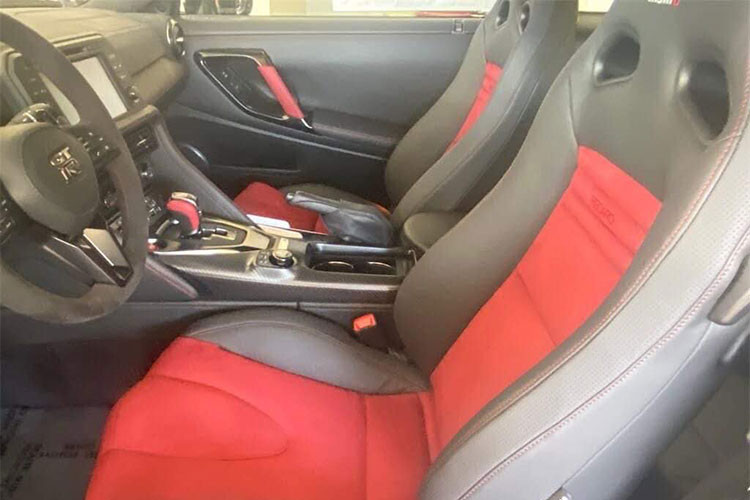 Nissan GT-R Nismo Special Edition cũng có một bộ bánh xe bằng nhôm mang ký hiệu RAYS 20 inch độc quyền mới, nhẹ hơn và cứng hơn trước. Các bánh xe được bao bọc bằng lốp Dunlop có rãnh rộng hơn nhằm tăng độ bám đường. Xe đi kèm phanh carbon Brembo có kích thước lên đến 410 mm ở bánh trước và bánh sau 390 mm.