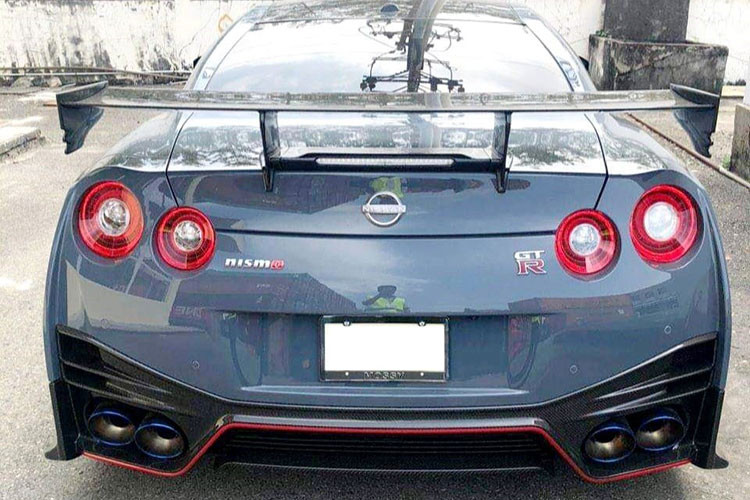 Chiếc Nissan GT-R Nismo đầu tiên tại Việt Nam này còn thuộc bản Nismo Special Edition với việc sản xuất giới hạn chỉ có đúng 300 chiếc. Xe chỉ bán ra thị trường 300 chiếc với 2 bản là tiêu chuẩn và tùy chọn gói đặc biệt với điểm nhấn là màu sơn mới độc quyền màu xám Nismo Stealth Gray đi kèm rất nhiều chi tiết carbon, viền đỏ chạy dọc xung quanh xe.