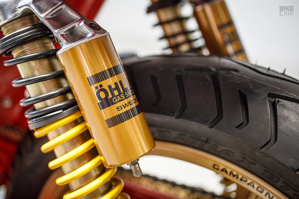 Cốt máy được sửa lại để kết hợp với tay dên Carrillo. Bộ piston Venolia cùng sơ mi và bạc mới đưa động cơ về trạng thái như lúc xuất xưởng. Những người thợ đã chế tạo hệ thống xả mới từ ống thép và phủ gốm cả trong lẫn ngoài cho chiếc Ducati 900 Isle of Man này.