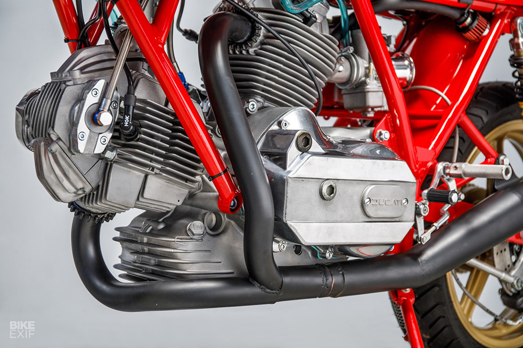 Khi đến lò độ Back To Classics, chiếc xe được kiểm tra toàn diện. Phần khung cần nắn lại sau một vụ tai nạn nhưng đây là việc đơn giản. “Đại tu động cơ phức tạp hơn vì nó đã chạy đua rất nhiều, các chi tiết cần kiểm tra kĩ lưỡng và thay thế”, Harne nói.