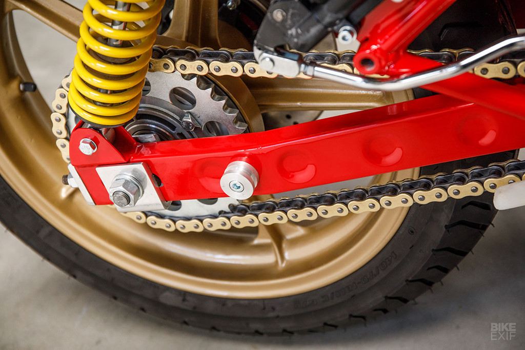 Trong ảnh là chiếc Ducati 900 Super Sport 1978, được mang đi thi đấu tại giải đua Isle of Man TT. Chủ của nó là tay đua Steve Wynne, người đã mang phần nắp quy lát đến Back To Classics để độ lại đồng thời thay đổi hệ thống đánh lửa sang loại kép.