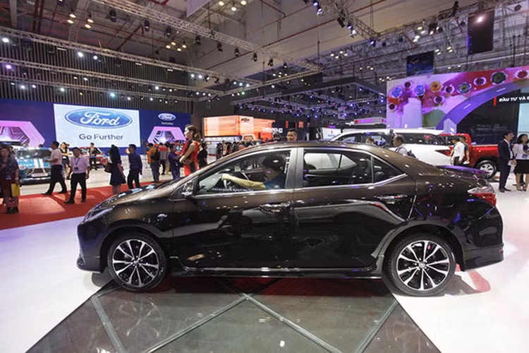 Toyota Corolla Altis 2017 sẽ được phân phối với 3 phiên bản tại thị trường Việt Nam bao gồm: 2.0V hộp số tự động vô cấp thông minh CVT-i, phiên bản 1.8G hộp số tự động vô cấp CVT và phiên bản 1.8G số sàn 6 cấp với 3 màu ngoại thất gồm: nâu ánh đồng, đen và bạc. Mức giá của mẫu xe này vẫn chưa được Toyota Việt Nam công bố chính thức.