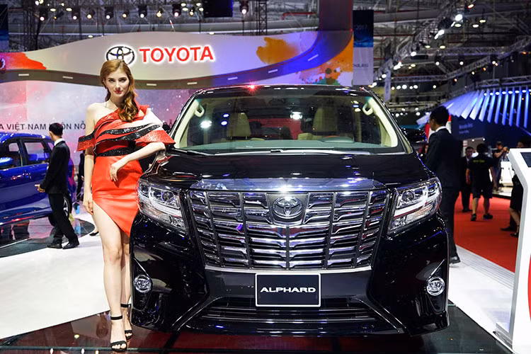 Mẫu xe Toyota Alphard phiên bản 2017 mới được giới thiệu tại Việt Nam sẽ chỉ có duy nhất phiên bản động cơ xăng V6 3.5L dẫn động cầu trước, số tự động 6 cấp, cùng với 1 màu nội thất - be và 4 màu ngoại thất mới - đen bóng, trắng ngọc trai, trắng ngọc trai cao cấp và bạc.