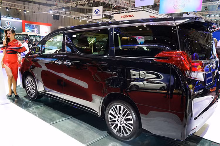 Điểm nổi bật của Alphard chính là thiết kế ghế lái chỉnh điện 6 hướng có kiểu dáng lịch lãm bằng da, ôm lấy người sử dụng, tạo sự thoải mái dù phải di chuyển trên địa hình phức tạp hay trên cung đường dài. Ghế thương gia bằng da tự nhiên cho hàng ghế thứ 2 với đệm để chân chỉnh điện, khoảng cách ghế trượt dài và không gian rộng rãi hứa hẹn mang lại sự tiện nghi và thư thái tuyệt vời cho hành khách.