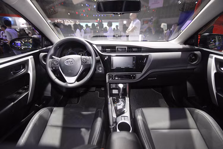 Corolla Altis mới 2017 trang bị nhiều tinh năng, như gương chiếu hậu chỉnh điện, tự động gập, có màu cùng màu thân xe, DVD 7 inch tích hợp thêm kết nối HDMI, Wifi, và có thể điều khiển bằng giọng nói trên phiên bản 2.0V CVT, màn hình hiển thị đa thông tin TFT4.2 inch màu, thay vì đơn sắc như phiên bản trước, trên tất cả các phiên bản.