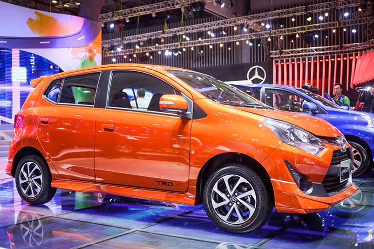 Trên thế giới, mẫu xe Wigo lần đầu tiên ra mắt năn 2012 hướng tới những khách hàng trẻ tuổi mong muốn sở hữu một chiếc xe vừa túi tiền, an toàn và tiết kiệm nhiên liệu. Với chiều dài 3600mm, rộng 1.600 mm và cao 1.520 mm, ngoại hình xe Wigo được thiết kế sắc sảo và thời thượng.