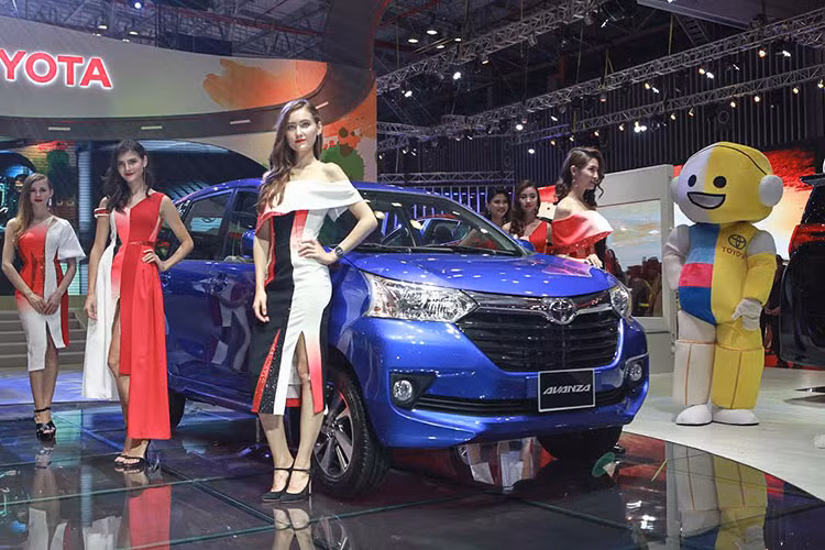 Ngoài nội, ngoại thất thiết kế ấn tượng và trang bị đi kèm phù hợp với nhiều người dùng đô thị hiện nay, Avanza mới cũng đã được trang bị với các tính năng an toàn hơn: túi khí cho người lái và ghế phụ, dây an toàn 3 điểm cho tất cả các ghế, cửa sổ điện chống kẹt cho ghế lái, ISOFIX, khóa trẻ em, và trang bị ABS cho tất cả các phiên bản.