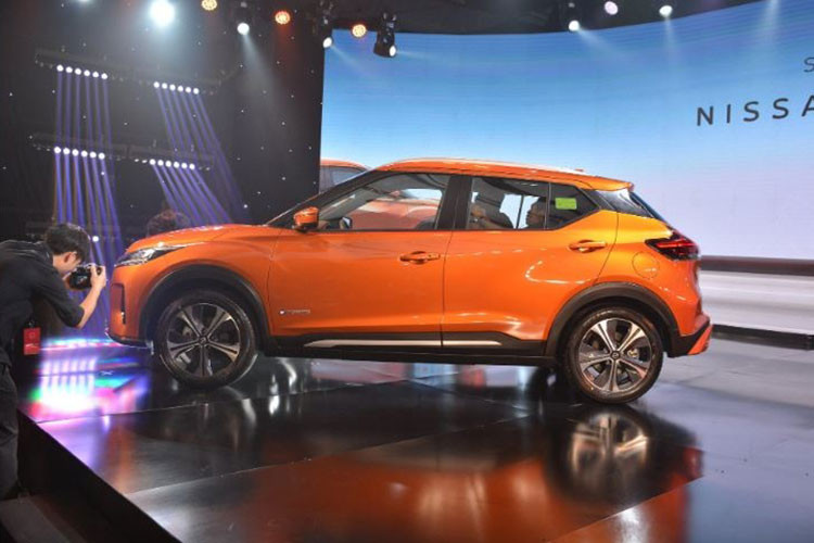 Xe được thiết kế nổi bật với cụm đèn chiếu sáng full LED cùng lưới tản nhiệt V-Motion to bản và mở rộng. Thân xe được nhấn nhá với các đường gân chạy xuyên suốt, đem đến ấn tượng thể thao đồng nhất.