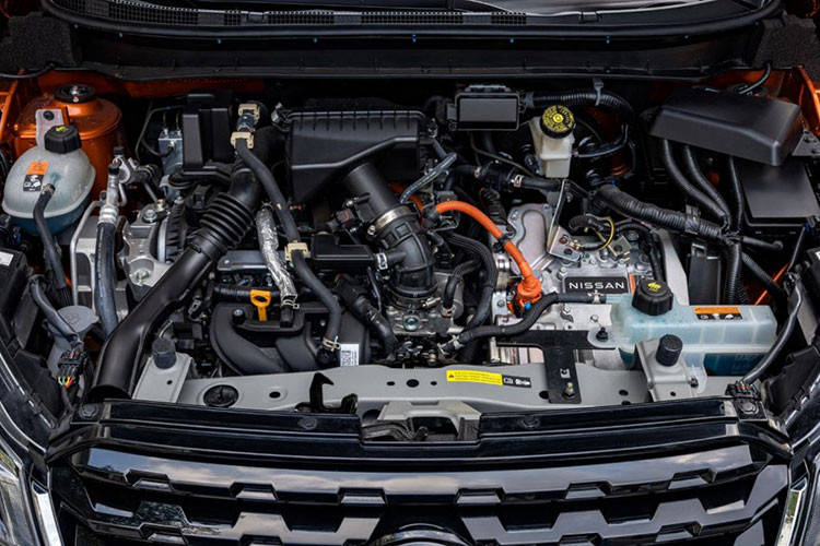 Trong khi ở các hệ thống hybrid thông thường, các bánh xe được dẫn động bằng cả mô tơ điện và động cơ xăng mà không cần sử dụng bộ sạc ngoại vi như xe thuần điện, động cơ xăng trên hệ thống e-POWER sẽ đóng vai trò là máy phát điện, cung cấp điện năng cho cụm pin và động cơ điện trên Nissan Kicks.