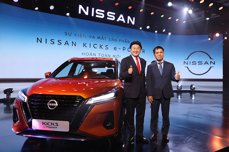 Mẫu xe SUV Nissan Kicks e-POWER 2022 mới tại Việt Nam sở hữu chiều dài 4.305 mm, rộng 1.760 mm, cao 1.615 mm, chiều dài cơ sở hàng đầu phân khúc 2.620 mm, khoảng sáng gầm xe 182mm và bán kính quay đầu ấn tượng chỉ với 5.100 mm.