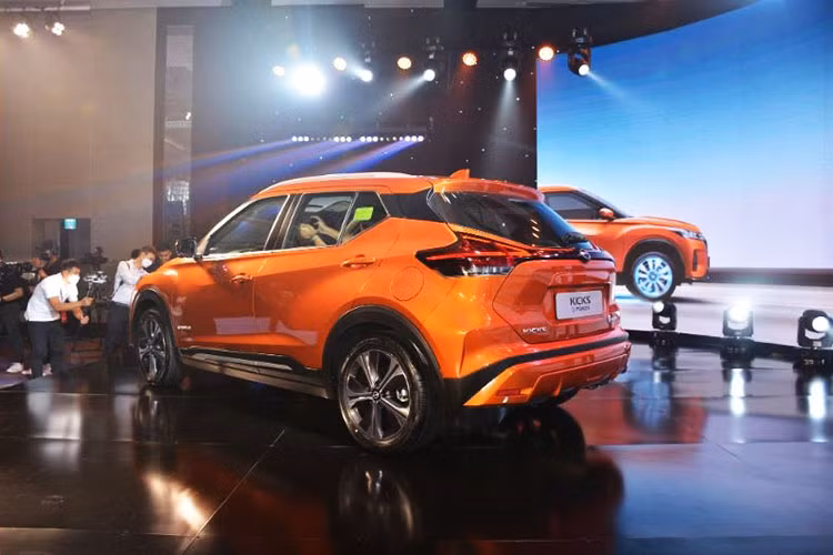 Đuôi của mẫu xe SUV Nissan Kicks e-Power 2022 được trang bị cụm đèn hậu LED dáng boomerang kết hợp cùng bộ lazang 5 chấu hiện đại, hoàn thiện về mặt tạo hình.