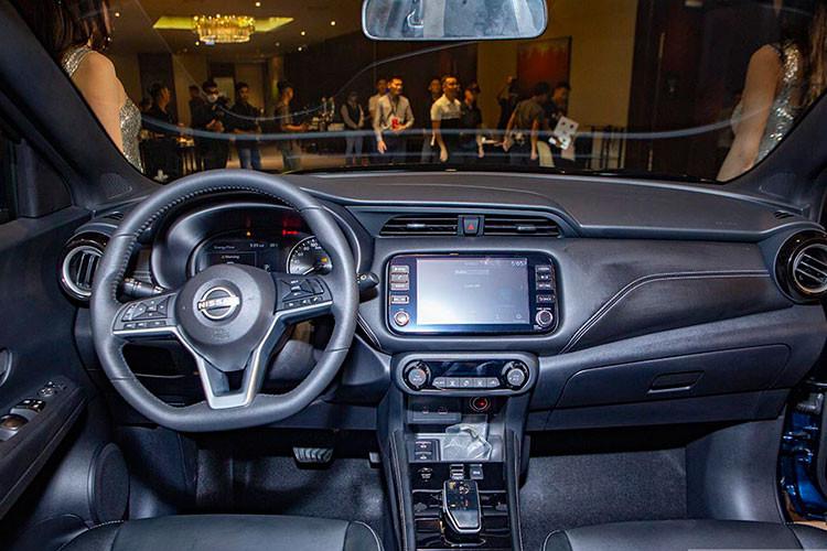 Khoang nội thất của Nissan Kicks e-Power 2022 hiện đại với vô lăng D-cut tích hợp phím điều khiển, cần số được thiết kế hiện đại và tinh giản, ghế lái zero gravity nhằm giảm áp lực lên vùng lưng, khung chậu và vùng thân trên, cho cảm giác lái thoải mái, giảm mệt mỏi trên những cung đường dài,...