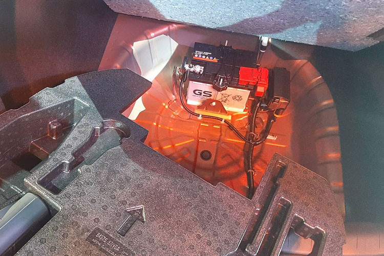 Công nghệ e-POWER được trang bị trên Nissan Kicks thuộc thế hệ mới nhất với những nâng cấp về mô tơ điện, dung lượng và trọng lượng pin, giúp sản sinh công suất tối đa 134 mã lực tại 3410-9697 vòng / phút và mô men xoắn cực đại 280 Nm tại 0-3410 vòng / phút.