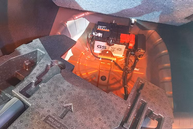 Công nghệ e-POWER được trang bị trên Nissan Kicks thuộc thế hệ mới nhất với những nâng cấp về mô tơ điện, dung lượng và trọng lượng pin, giúp sản sinh công suất tối đa 134 mã lực tại 3410-9697 vòng / phút và mô men xoắn cực đại 280 Nm tại 0-3410 vòng / phút.