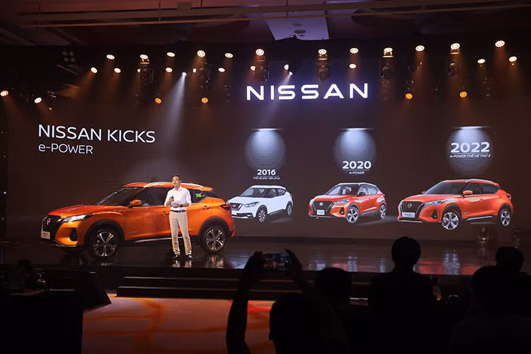 Xe có 4 chế độ lái: Normal, Sport, Eco và EV. Bên cạnh công nghệ độc quyền và tiên phong e-POWER, Nissan Kicks còn mang đến các điểm nhấn công nghệ khác như: e-Pedal Step cho phép tăng/giảm tốc chỉ bằng bàn đạp ga, giúp cho việc điều khiển xe trở nên đơn giản hơn; Camera toàn cảnh 360° tích hợp hệ thống phát hiện vật thể di chuyển (MOD); Hệ thống hỗ trợ khởi hành ngang dốc (HSA); Cảnh báo chống buồn ngủ; Cruise Control, Phanh tay điện tử kết hợp Auto hold, Cảm biến lùi,... 