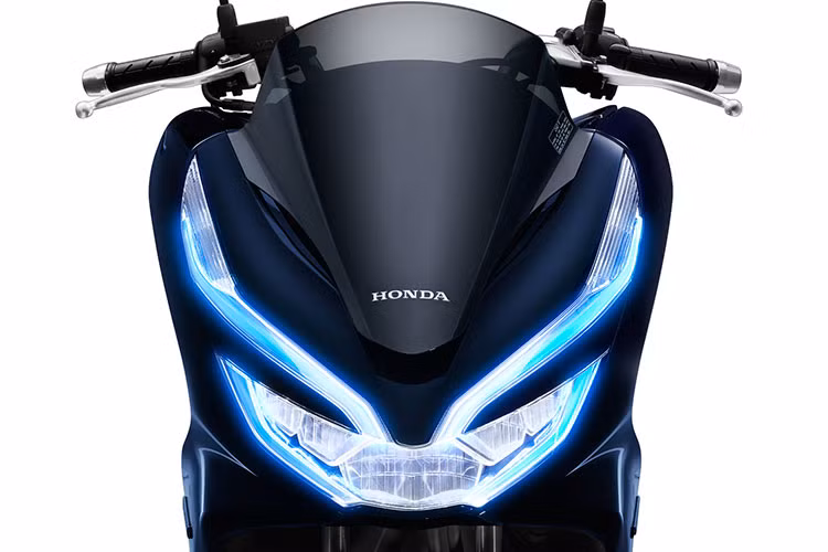 Về thiết kế tổng thể, mẫu xe Honda PCX Hybrid mới này sẽ hoàn toàn giống như các phiên bản chạy xăng 125 và 150cc đời 2018 hiện tại đang bán ra trên thị trường, với điểm khác biệt chỉ nằm ở màu sơn xanh đậm, đèn LED ban ngày phía trước màu xanh và logo Hybrid nằm hai bên quây.