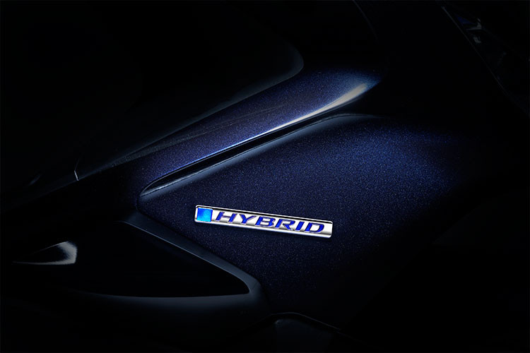 Mô-tơ điện trên mẫu xe tay ga này sẽ có công suất 1,9PS và mô-men xoắn 4,3 Nm, khiến PCX Hybrid có tổng công suất đạt 13,9PS và mô-men xoắn 16,3Nm. Như vậy, PCX Hybrid khi vận hành cùng lúc cả 2 loại động cơ vẫn thua về công suất so với PCX 150 (14,6PS), nhưng vượt trội về mô-men xoắn cực đại (11,8Nm).