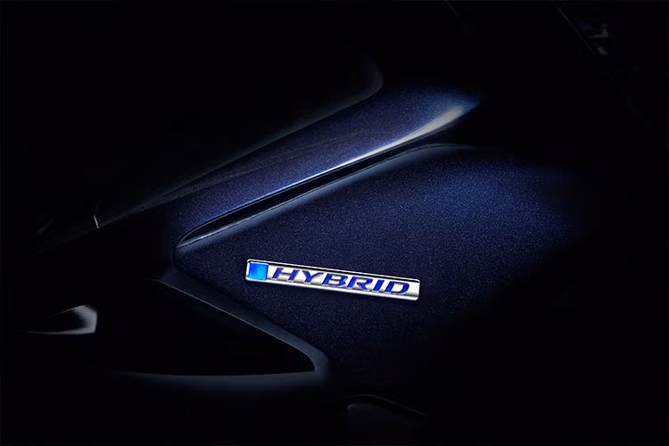 Mô-tơ điện trên mẫu xe tay ga này sẽ có công suất 1,9PS và mô-men xoắn 4,3 Nm, khiến PCX Hybrid có tổng công suất đạt 13,9PS và mô-men xoắn 16,3Nm. Như vậy, PCX Hybrid khi vận hành cùng lúc cả 2 loại động cơ vẫn thua về công suất so với PCX 150 (14,6PS), nhưng vượt trội về mô-men xoắn cực đại (11,8Nm).