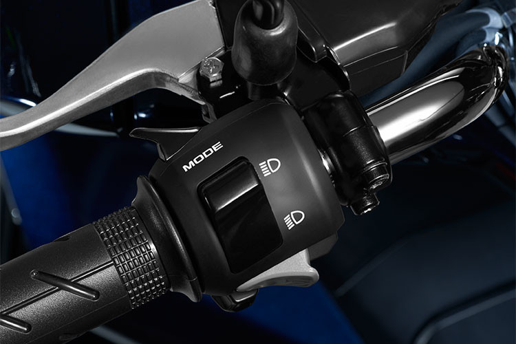 Thiết kế ghi đông xe không thay đổi so với bản thường nhưng các nút điều khiển như còi, nút bật/tắt đèn, chuyển chế độ pha/cos đều đã được làm lớn hơn, trong đó một số nút bấm sẽ thiết kế dành riêng cho việc sử dụng động cơ điện. Xe sẽ vẫn tiếp tục được trang bị Hệ thống khóa thông minh Honda SMART Key với chìa khóa thông minh FOB.