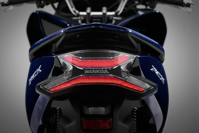 Chiếc xe cũng không thay đổi so với phiên bản thường, sử dụng hệ thống phanh đĩa trước/ đùm sau, ABS cho bánh trước, phuộc ống lồng, mâm 8 cánh xoắn 14 inch kèm cỡ lốp trước/ sau lần lượt 100/80 và 120/70.