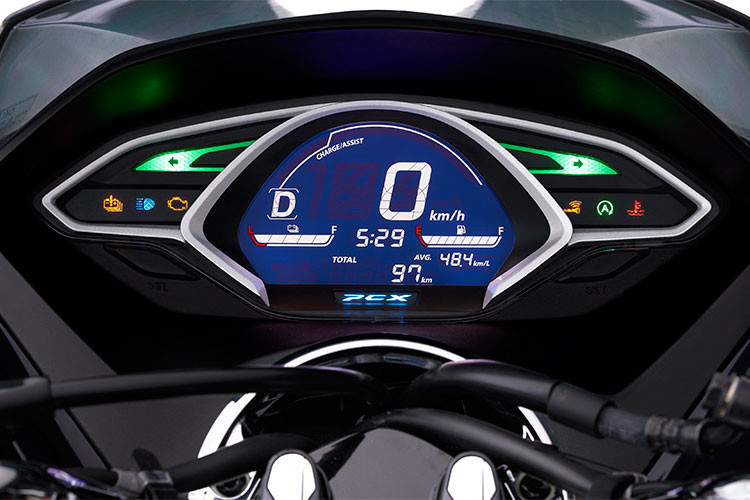 Đáng chú ý, bảng đồng hồ của mẫu xe ga Honda PCX Hybrid mới này đã được thay đổi một chút so với những phiên bản chạy xăng truyền thống khi bổ sung thêm thông tin về chế độ lái D/S, cũng như mức pin còn lại cho động cơ điện. Khi không sử dụng động cơ điện, pin sẽ được sạc lại nhờ vào sức mạnh của máy xăng.