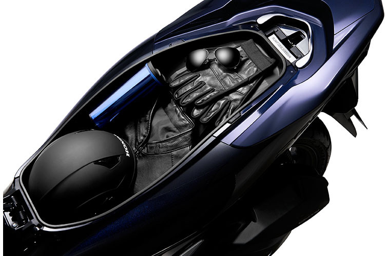 Ngay cả động cơ chính của mẫu xe Honda PCX chạy điện này cũng được chia sẻ chung với phiên bản PCX 125: có dạng xi-lanh đơn SOHC dung tích 124cc, cho công suất 12PS và mô-men xoắn 12Nm. Tuy nhiên, điểm đặc biệt của phiên bản này đó là sự xuất hiện của mô-tơ đề ACG lớn hơn, đóng vai trò trợ lực cho động cơ xăng.