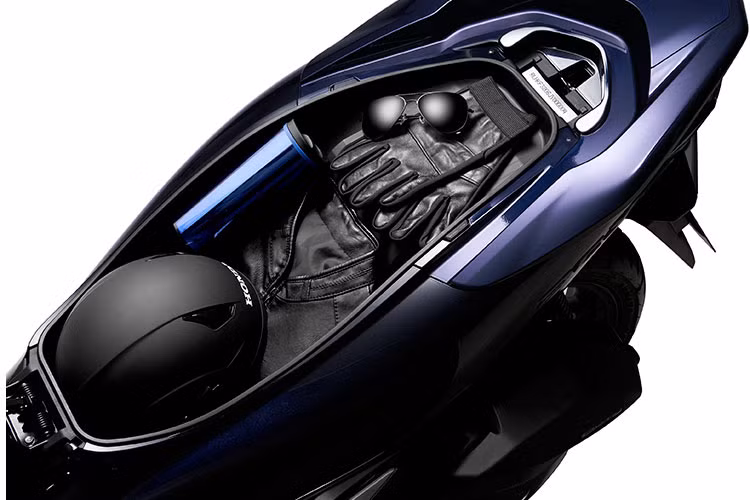 Ngay cả động cơ chính của mẫu xe Honda PCX chạy điện này cũng được chia sẻ chung với phiên bản PCX 125: có dạng xi-lanh đơn SOHC dung tích 124cc, cho công suất 12PS và mô-men xoắn 12Nm. Tuy nhiên, điểm đặc biệt của phiên bản này đó là sự xuất hiện của mô-tơ đề ACG lớn hơn, đóng vai trò trợ lực cho động cơ xăng.