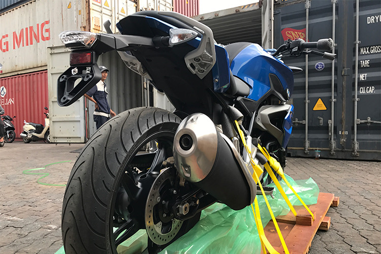 Trên mẫu xe môtô cỡ nhỏ BMW mới này, thay đổi dễ nhận ra nhất của G310R phải kể tới phần đầu mới với đèn pha sắc sảo nằm phía trước xe. Xe sở hữu một số trang bị cao cấp như phuộc USD với đường kính 41 mm, phanh đĩa trước 4 piston có kèm theo hệ thống phanh ABS... Ghi đông của xe được đặt cao, đem tới tư thế lái thoải mái.