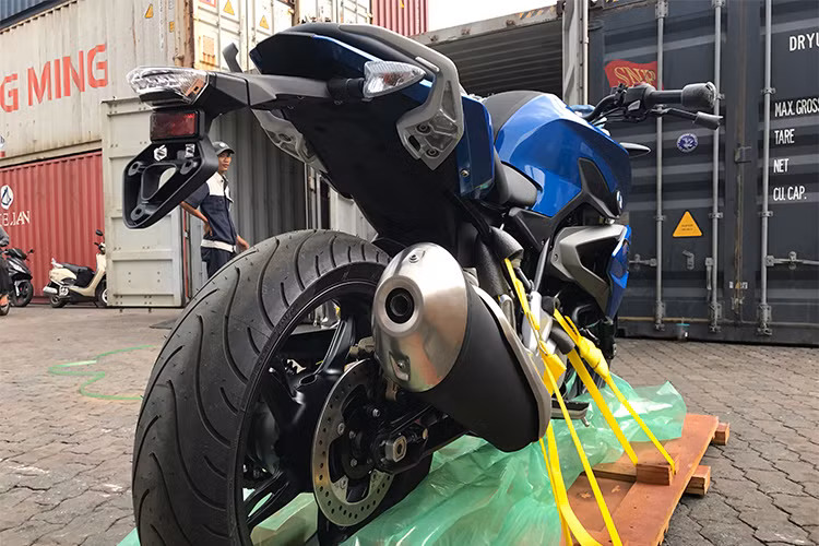 Trên mẫu xe môtô cỡ nhỏ BMW mới này, thay đổi dễ nhận ra nhất của G310R phải kể tới phần đầu mới với đèn pha sắc sảo nằm phía trước xe. Xe sở hữu một số trang bị cao cấp như phuộc USD với đường kính 41 mm, phanh đĩa trước 4 piston có kèm theo hệ thống phanh ABS... Ghi đông của xe được đặt cao, đem tới tư thế lái thoải mái.