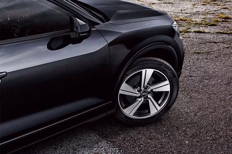 Bộ vành hợp kim 5 chấu thể thao 18 inch sơn màu xám trung tính được hãng xe sang Audi thiết kế cũng là điểm nhấn của Q2 Touring. Ngoài ra, cửa hậu có thể mở tự động bằng điện. 