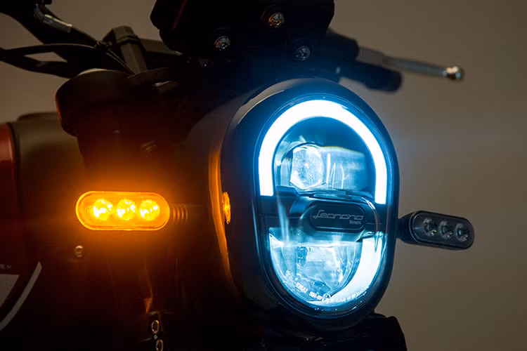 Những nét thiết kế quen mắt trên Benelli Leoncino 250 thế hệ mới như đèn pha LED bi cầu cùng viền đèn DLR hấp dẫn, thân xe thon dài và có chút nét đẹp của dòng xe Scrambler cổ điển. Cụm đèn hậu và xi nhan phía sau cũng dùng bóng LED hiện đại hơn so với các đối thủ.