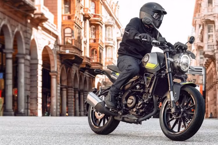 Mức giá xe Benelli Leoncino 250 tại thị trường Đông Nam Á với mức niêm yết chỉ ở mức 199.000 Peso (tương đương với khoảng 94 triệu đồng). Theo đó, Benelli Leoncino 250 2021 sẽ chính thức là đối thủ nặng ký với nhiều mẫu Naked bike khác như Kawasaki W250 hay Honda CB300R.