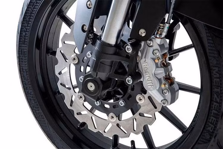 Điểm cộng lớn ở cặp phuộc trước dạng USD cùng logo sư tử đậm chất của những đàn anh nàh Benelli cỡ lớn hiện nay, giảm xóc sau lò xo trụ đơn với khả năng điều chỉnh mức độ tải trọng. Bộ vành hợp kim đường kính 17 inch, bao bọc bởi lốp không săm. Trên phiên bản cao cấp, phanh xe Benelli Leoncino 250 được tích hợp hệ thống chống bó cứng phanh ABS. Phiên bản thấp hơn vẫn sử dụng phanh đĩa thường.