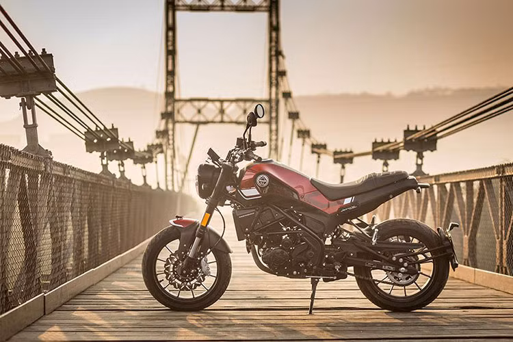 Benelli Leoncino 250 giá rẻ là mẫu xe có thiết kế tân cổ điển rất đẹp mắt và khá giống với người anh em Leoncino 500 đã và đang được bán trên toàn thế giới với sức hút khá lớn.