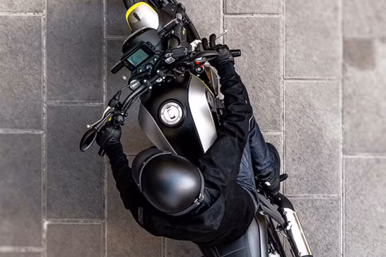 Benelli Leoncino 250 được bán ra tại thị trường Philippines với 3 màu sắc bao gồm màu Benelli Red, Pure White và màu đặc biệt Xám Metallic Dark Grey có giá cao hơn. Hiện chưa rõ mẫu xe này có được nhập khẩu về bán tại Việt Nam hay không?