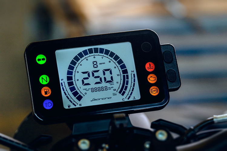 Benelli Leoncino 250 giá rẻ sử dụng bộ khung ống thép dạng lưới, càng sau và hệ thống treo của xe cũng được thay đổi. Thiết kế đồng hồ của xe khá hiện đại với công nghệ kỹ thuật số đơn sắc, có thiết kế tương tự như mặt đồng hồ các mẫu xe cao cấp hiện nay.