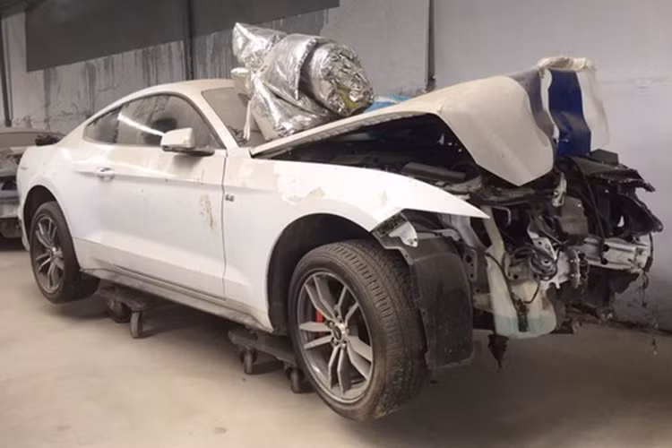 Xuất hiện tại một garage ôtô ở Sài gòn, hình ảnh chiếc xe xuất hiện với một thanh nhôm bị cong theo hình chữ V, nắp capô móp méo nặng và dàn đầu sau cú tông trực diện với trụ đèn còn lộ cả khối động cơ. Chưa dừng lại đó, 2 đèn pha đều bị bể và một la-zăng phía bên tài còn bị nứt khá nặng.